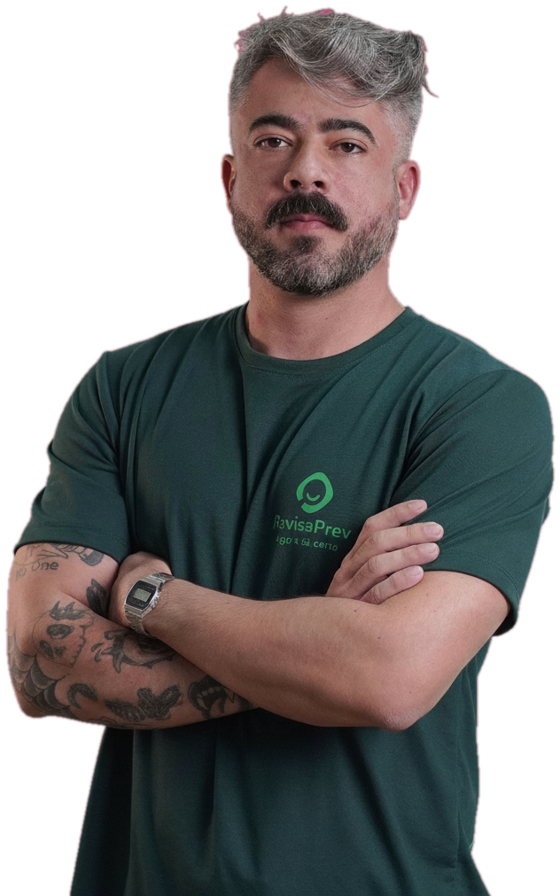 Eliezer Inojo, consultor previdenciário da RevisaPrev, de braços cruzados, olhando para você